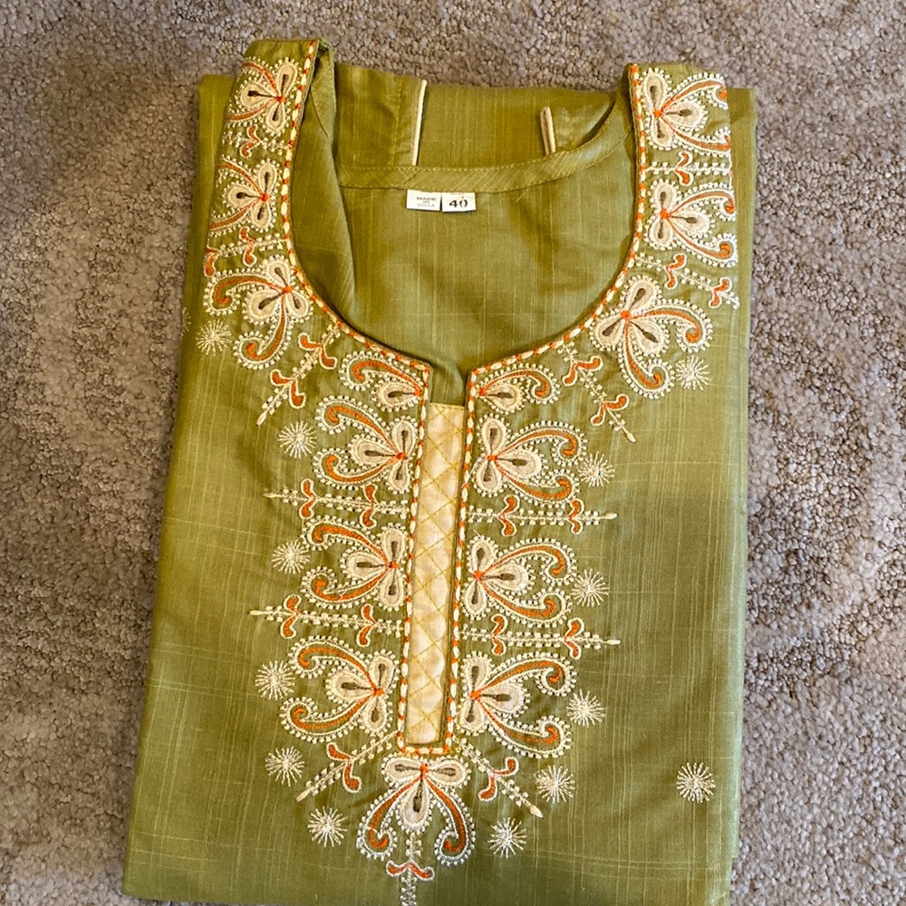 Pretty Sleeveless, mehndi green  embroidered kurta chudidar.